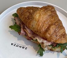 Круассан с беконом