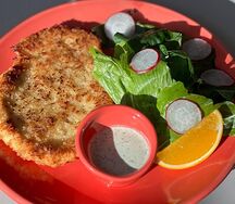 Шницель куриный в панировке с молодым картофелем