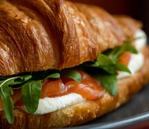 Круассан с лососем