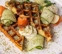 Вафли с пармезаном и лососем