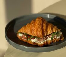 Круассан с пармой