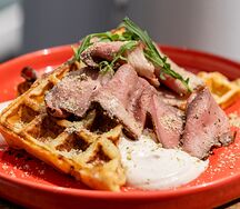 Картофельная вафля с пастрами