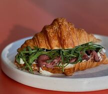 Круассан с пастрами