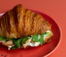 Круассан с курицей