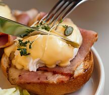 Яйца пашот с беконом