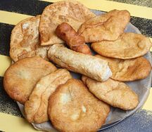 Пирожок с луком и яйцом