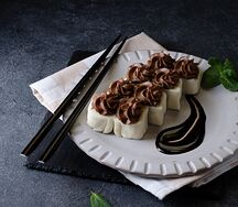 Сладкий ролл с бананом