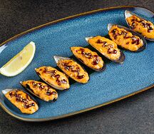 Запеченные мидии с острым соусом спайси 10 шт