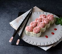 Сладкий ролл с ананасом