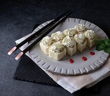 Сладкий ролл с персиком