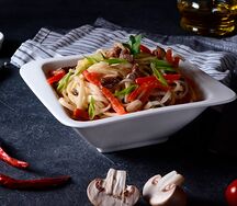 Рисовая лапша с курицей и соусом терияки