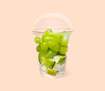 Груша и виноград в стакане