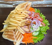 Гирос с курицей на тарелке