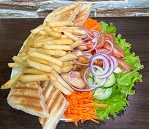 Гирос со свининой на тарелке