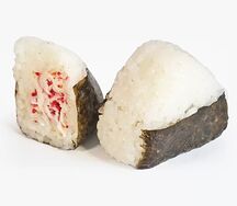 Онигири со спайси-крабом