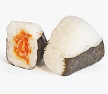 Онигири с лососем