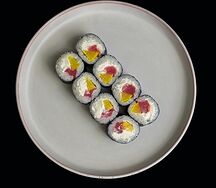 Ролл с тунцом и такуаном