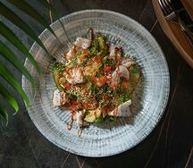 Салат с угрем, рукколой и огурцом