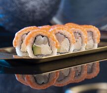 Ролл с лососем, креветками и гребешком