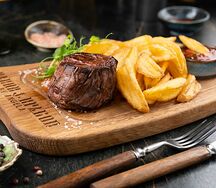 Филе-миньон с картофелем и томатным соусом