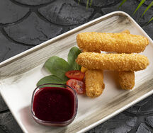 Жареный чедр с ежевичным соусом