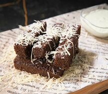 Чесночные гренки с пармезаном и белым соусом