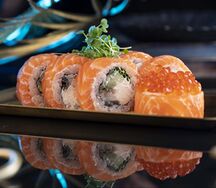 Ролл с лососем и красной икрой