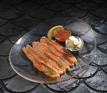 Лосось с красной икрой и гренками