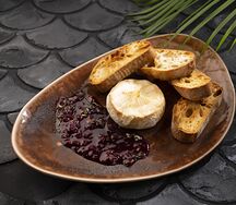 Запечённый каммамбер с хрустящим хлебом