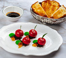 Фирменный паштет с желе из мадеры и тостами бриошь