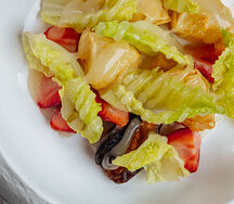 Жареный сыр Бри с финиками и грецким орехом