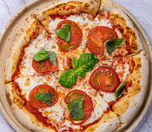 Пицца Маргарита с ароматным базиликом