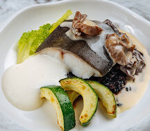 Треска с черным рисом и древесными грибами