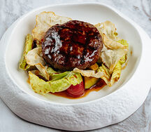 Бифштекс с авокадо, жареным романо и томатами