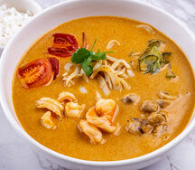 Том ям с морепродуктами и маринованным в лайме огурцом