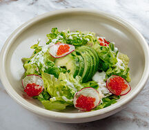 Салат с камчатским крабом, авокадо и розовыми томатами 