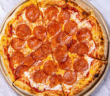 Пицца Пеперони с пряными колбасками