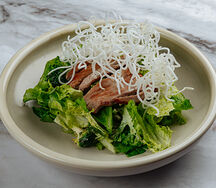 Салат с обжаренной индейкой и брокколи