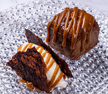 Шоколадный фондан с кедровыми орехами и карамелью