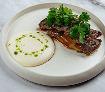 Мраморный стейк с маринованным баклажаном и картофельным муссом