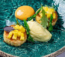 Крабовые котлеты с картофельным кремом, брокколи и крабовым биском