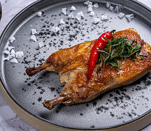 Целый молодой цыпленок в хрустящей корочке, жаренный с розмарином и соусом тартар