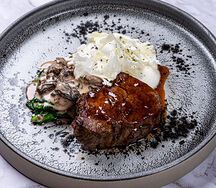 Медальон из телятины с соусом из королевских грибов