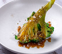 Брокколи с кунжутно-трюфельной заправкой