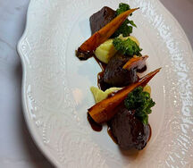 Томлёные говяжьи щёки с картофельным пюре и соусом порто