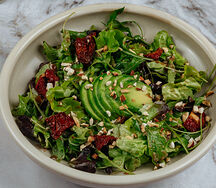 Зеленый салат с авокадо и вялеными томатами