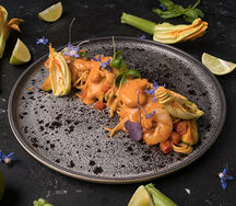 Паста с креветками и обжаренными кабачками