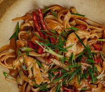 Паста с молодым цыпленком и сезонными овощами