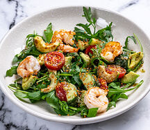 Салат с обжаренными креветками, огурцом и ореховой заправкой