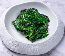 Листья шпината, обжаренные в оливковом масле